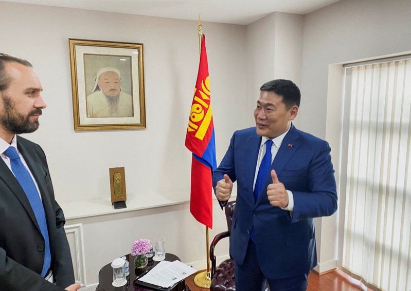 蒙古總理奧雲額爾登在蒙古大使館接受路透訪問。路透