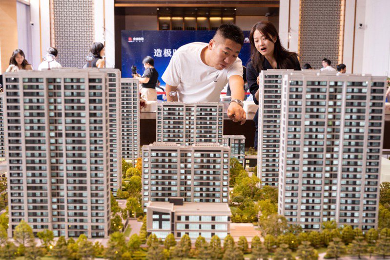 7月中國65城新房找房熱度環比漲4.1%， 購房者信心指數回升。圖為7月14日，山西太原市民在售樓部選購商品房。（中新社）
