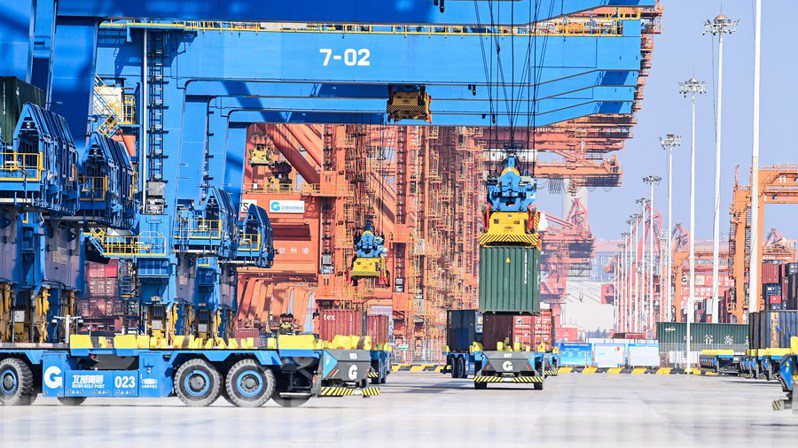 廣西自貿試驗區內廣西欽州港自動化集裝箱碼頭，無人駕駛車輛在轉運集裝箱。（新華社）