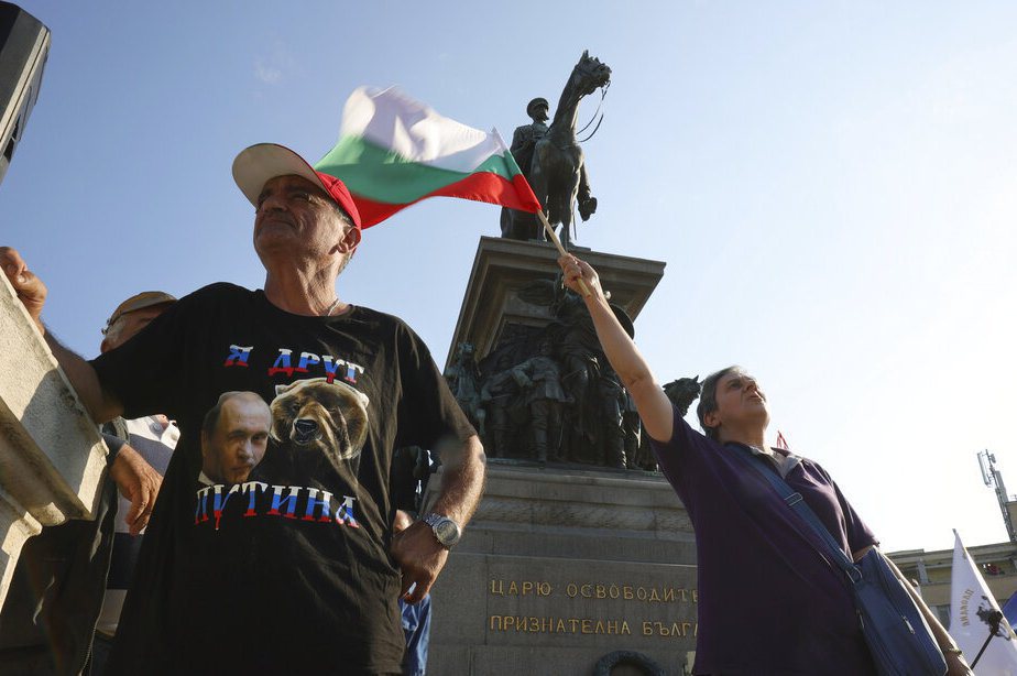 圖為2022年保加利亞國會大廈前的反政府抗議者，身著寫著俄語「我是普丁的朋友」字樣的t-shirt。 圖／美聯社