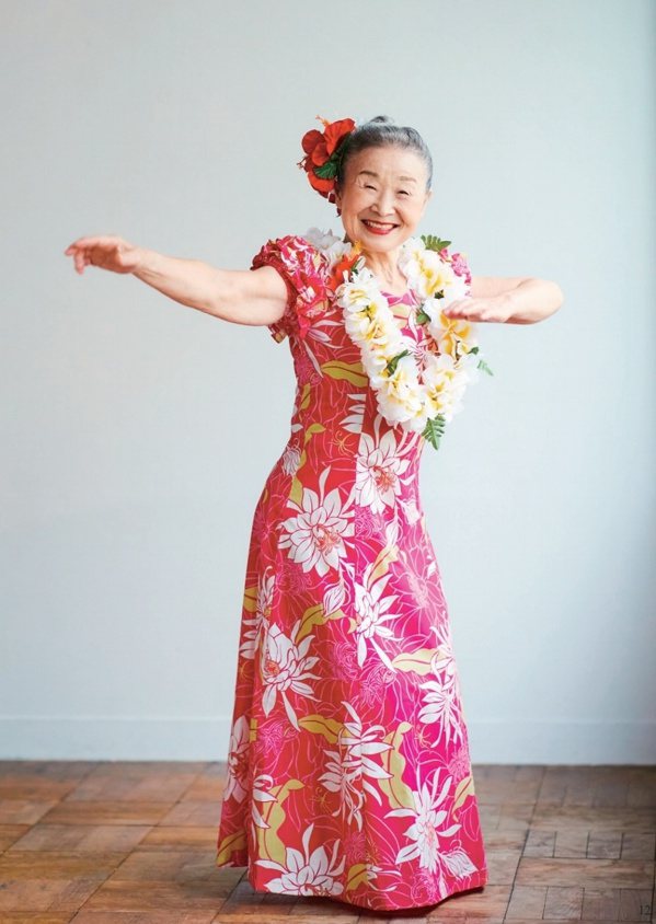 74歲才接觸呼拉舞的瀧島未香奶奶。 圖／沐光文化出版