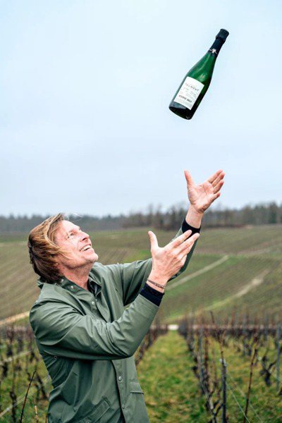 Telmont總裁Ludovic du Plessis將重量僅800克的香檳瓶拋...