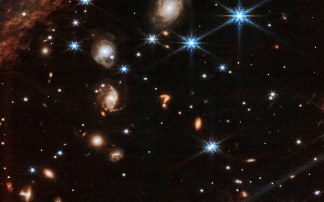 在韋伯太空望遠鏡近期回傳的照片中，有一個模樣像是問號「？」的天體。 圖／NASA