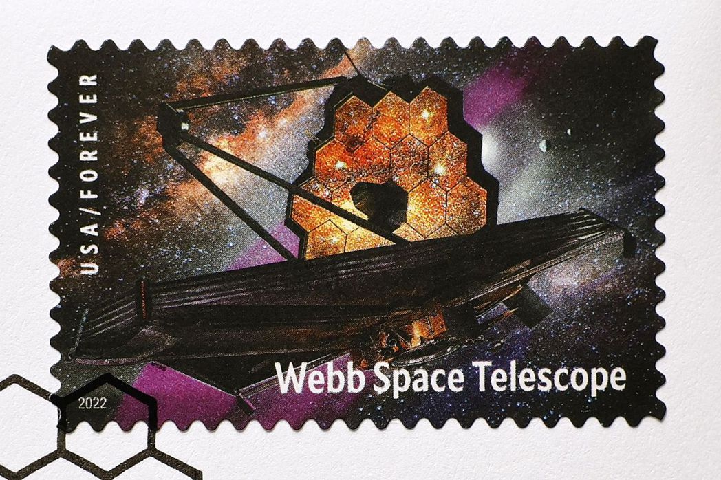 美國郵政局於2022年9月8日推出了為韋伯太空望遠鏡推出一枚新郵票。 圖／法新社