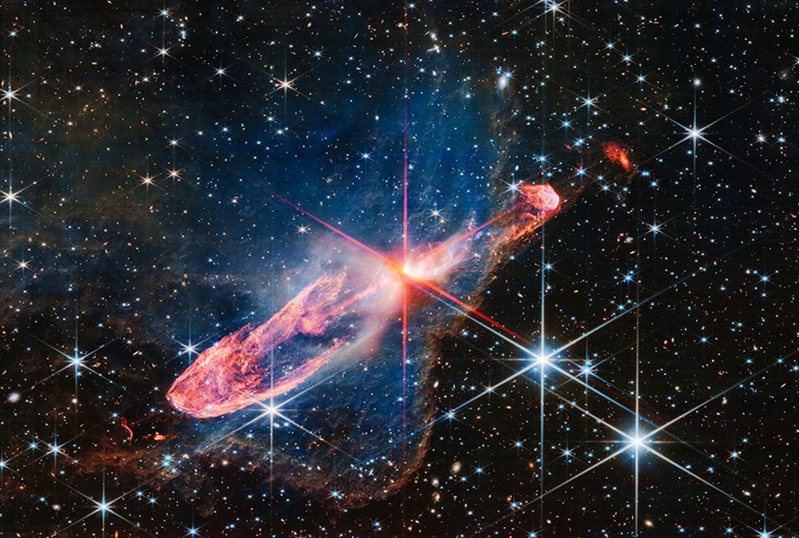 韋伯望遠鏡拍攝的這張以Herbig-Haro 46/47星雲為主體的照片，中間下方一個小角落處，有一個外型像「問號」符號的天體。圖／NASA