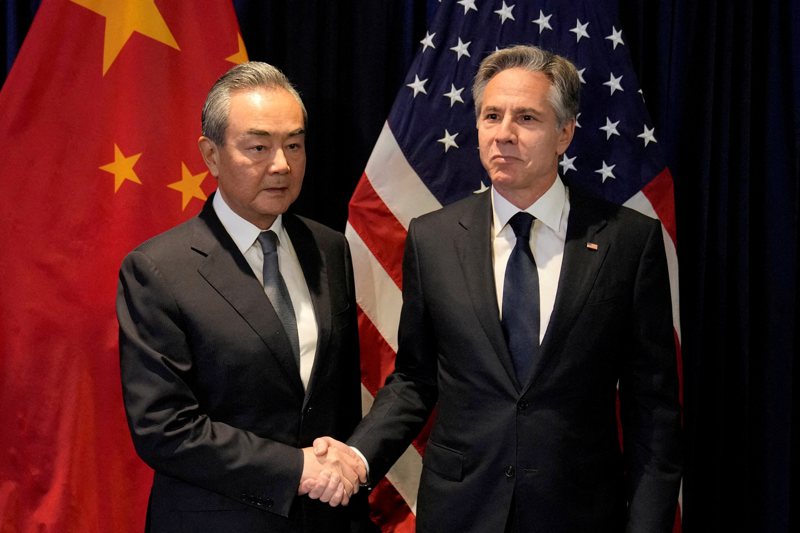 美國國務卿布林肯（右）3日在紐約表示，美國已邀請中國外長王毅（左）訪美，美中關係在持續升溫中。圖為兩國外長7月13日在雅加達會面。路透