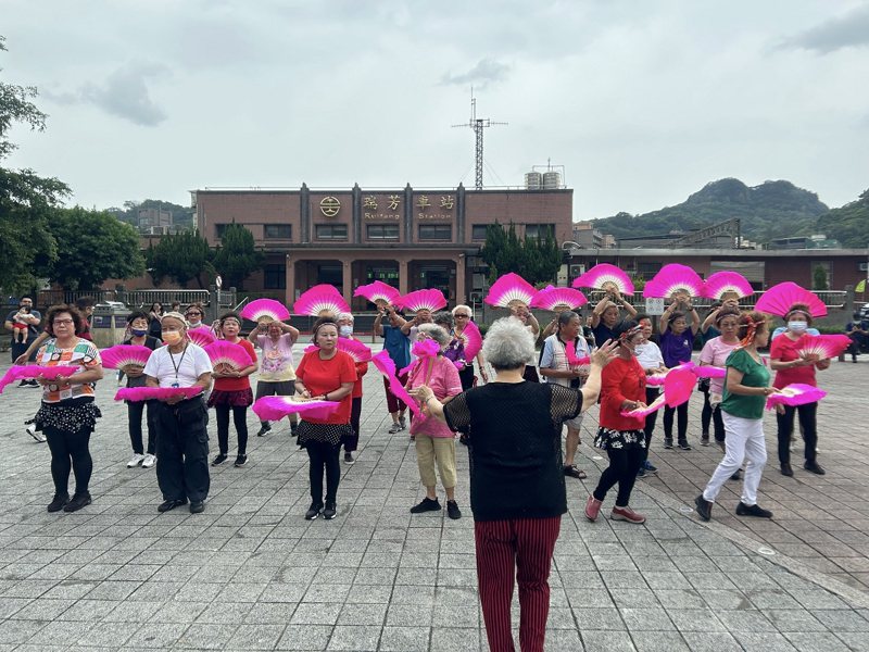瑞芳龍川社區將在本周六(5)日，帶領社區長者們到瑞芳火車站前廣場，做快閃舞蹈表演。 圖／觀天下有線電視提供