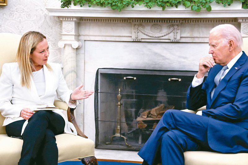 陸外交部回應義大利不續簽一帶一路文件問題，圖為上個月義大利總理梅洛尼（左）訪美時，與拜登總統(右)在白宮)會談，「一帶一路」即是議題之一。（路透）