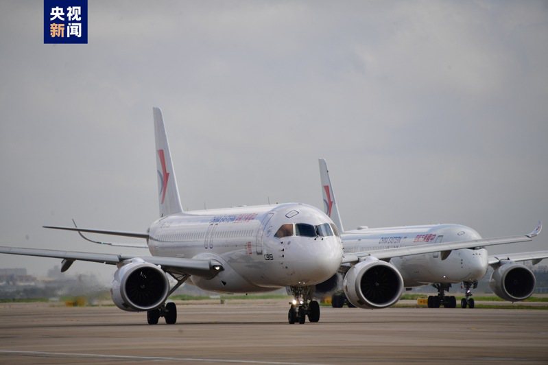 東方航空今起開啟已接收的兩架Ｃ919同日執飛同一航線的雙機商業運營。圖為兩機同框畫面。　　央視新聞