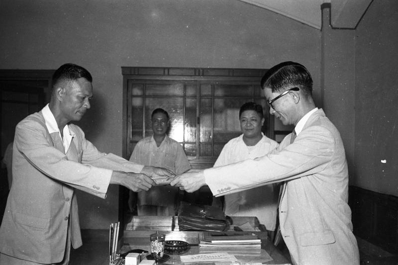 1954年8月5日，苗栗縣長劉定國（左）領取當選證書，由民政廳長連震東（右）頒發。圖／聯合報系資料照片