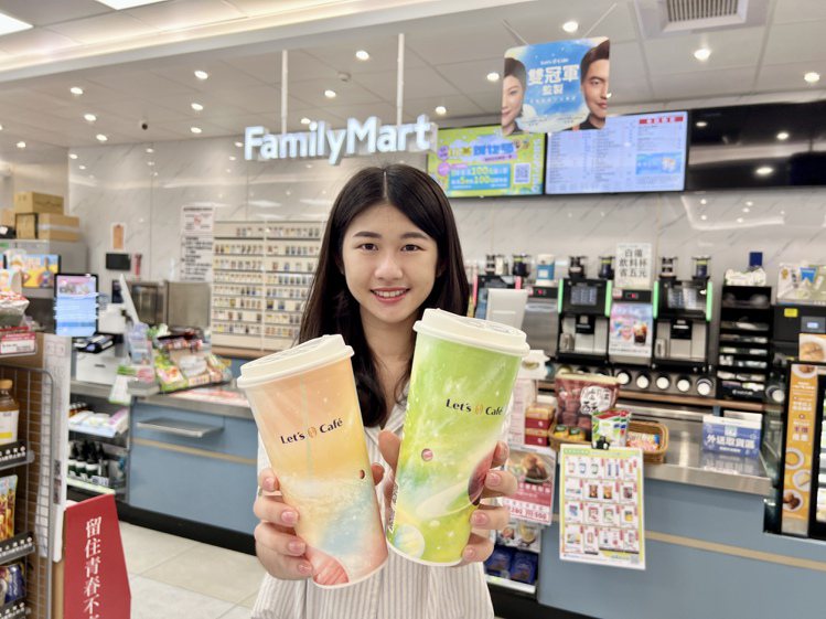 全家便利商店「康康五」8月4日至8月6日限時3天推出「Let’s Café西西里氣泡美式咖啡」買1送1。圖／全家便利商店提供