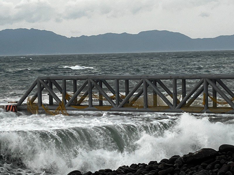 龜山島周邊海域受到卡努外圍環流影響，仍有長浪，東北角風管處宣布繼續封島至8月6日。圖／東北角風管處提供