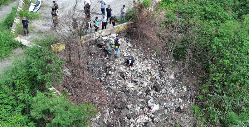 台南新營區急水溪橋附近遭非法棄置約10公噸廢土方、塑膠混合物等事業廢棄物。圖／環保局提供