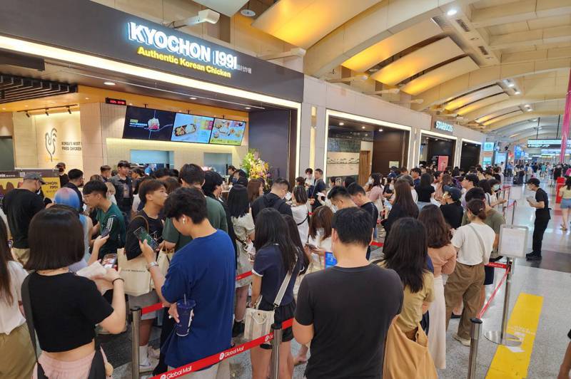 韓國人氣「橋村炸雞」首度來台灣展店，選在新北市板橋車站，吸引大批人潮排隊。記者李定宇／攝影