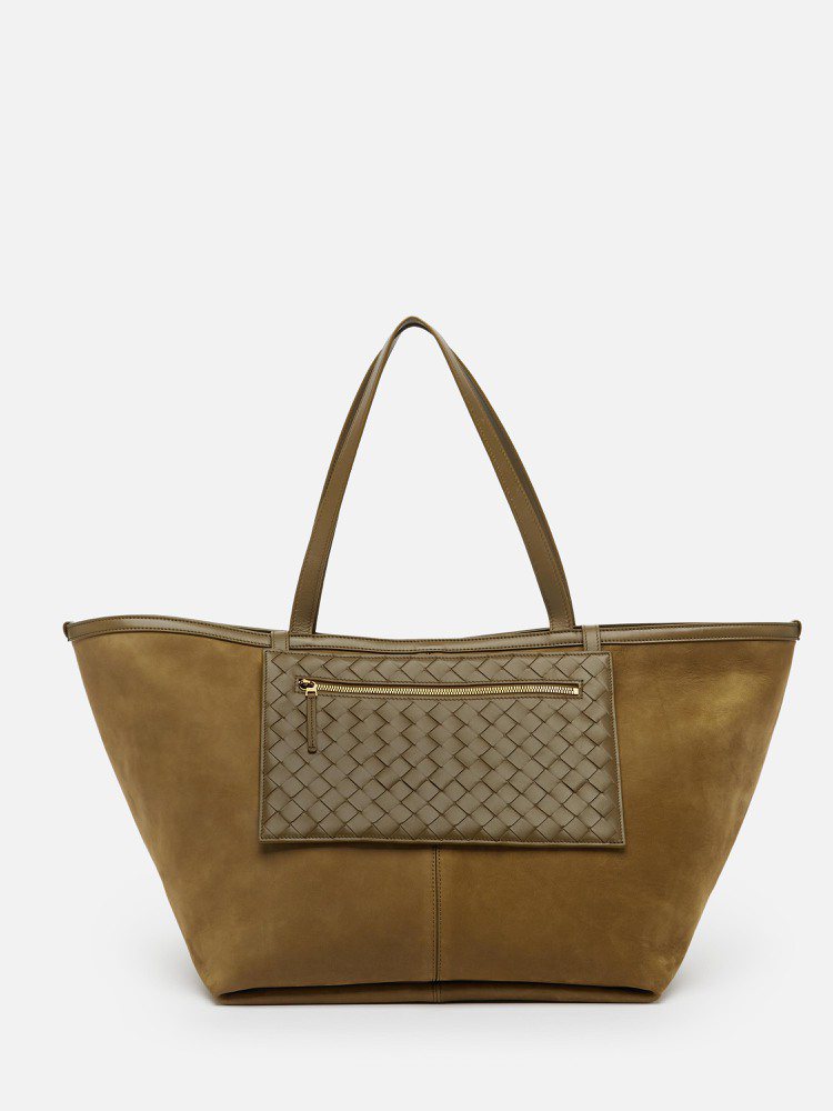 Flip Flap皮革編織絲滑牛皮手提包，13萬8,600元。圖／Bottega Veneta提供