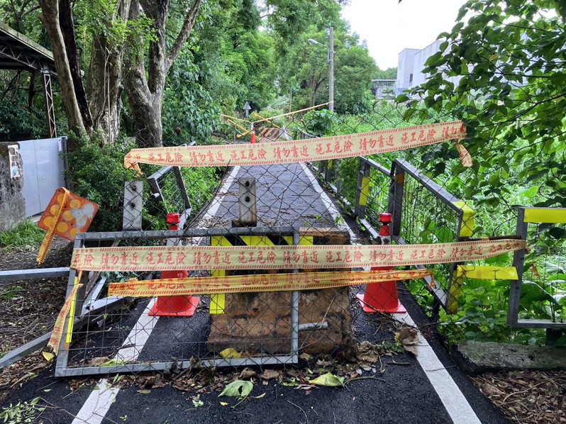 屏東市往麟洛鄉的自行車道護欄上個月遭汽車撞毀，台糖封閉道路，近半個月無人出面處理惹民怨。記者張已亷／攝影