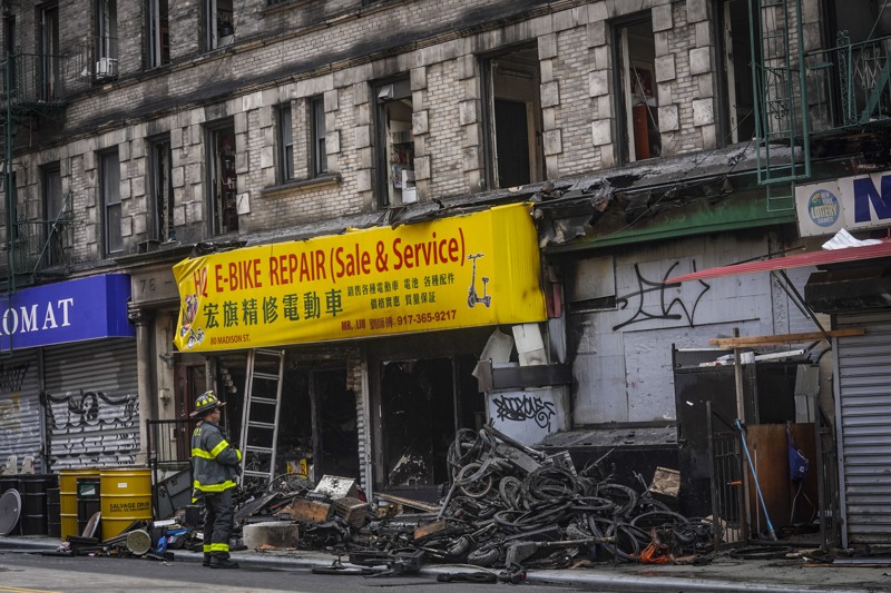 紐約曼哈頓唐人街電動自行車店6月20日清晨爆炸起火，濃煙很快讓住在商店樓上公寓的四人死亡。美聯社