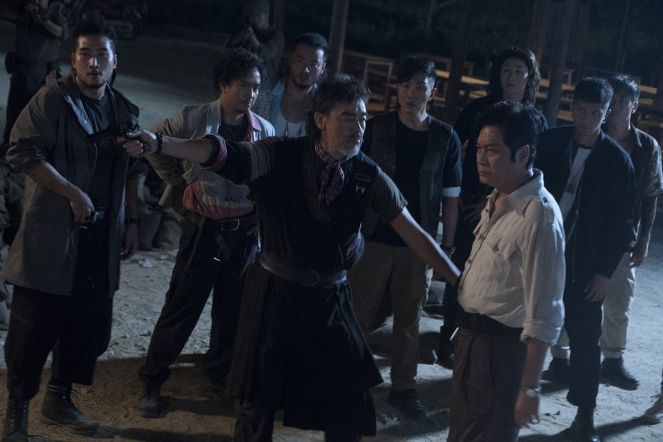 劉青雲（最前排中）與羅嘉良（最前排右）在「掃毒3：人在天涯」有精彩對手戲。圖／華映提供