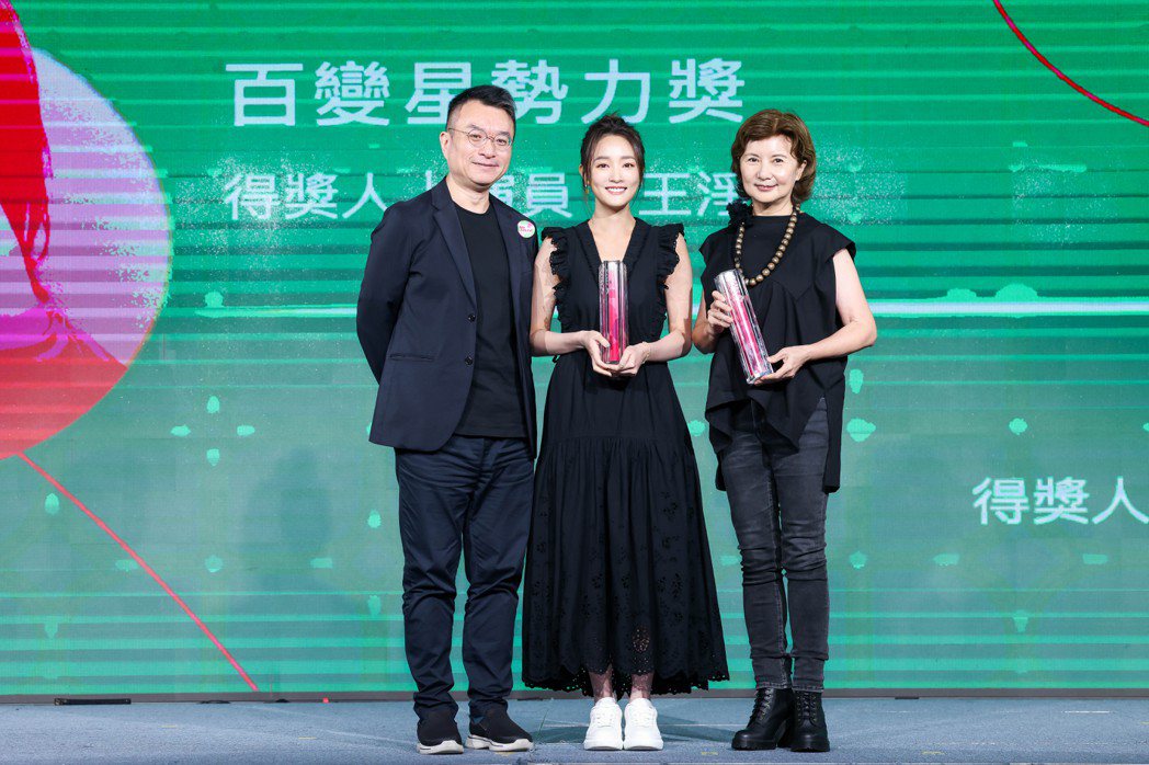 聞天祥(左)、王淨與李烈在「500Young」頒獎典禮上合影。圖／500輯攝影團...