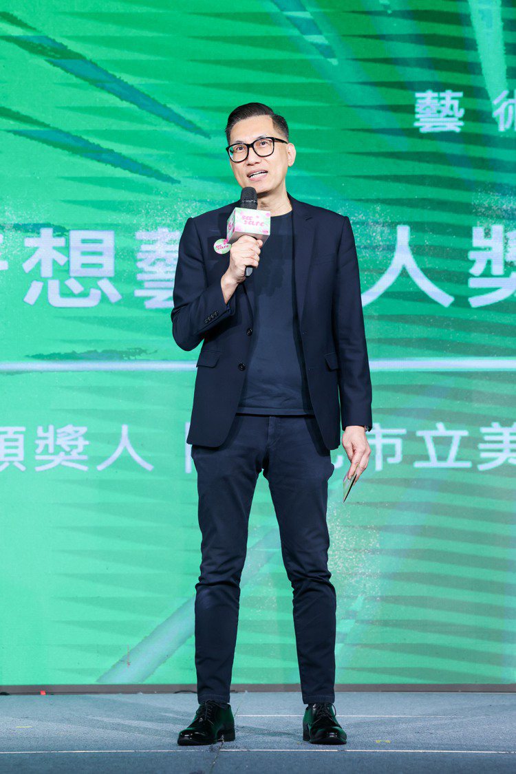 臺北市立美術館館長王俊傑擔任「500Young」藝術類頒獎人。圖／500輯攝影團隊提供
