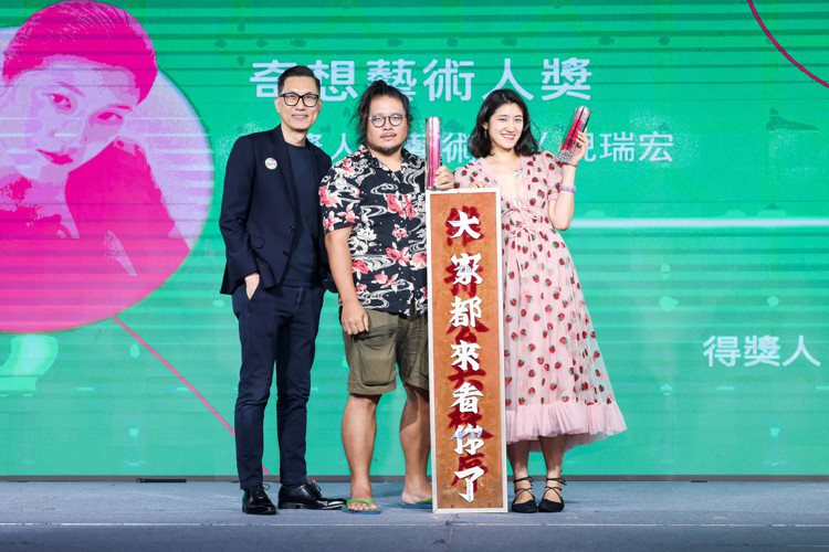 （由左至右）「500Young」藝術類頒獎人臺北市立美術館館長王俊傑、藝術類領路...