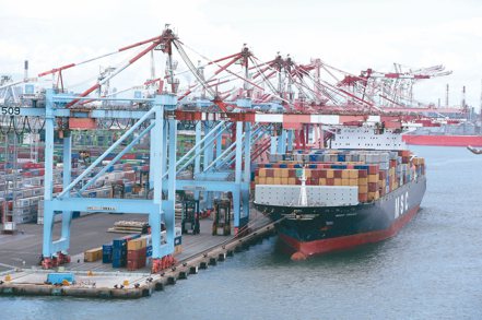 上海集裝箱出口（SCFI）貨櫃運價指數連三漲，指數重返千點關卡，周漲幅為10.34%。  聯合報系資料照片
