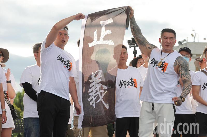 前立委黃國昌（左）、網紅「館長」陳之漢（右）上月在凱道舉行「公平正義救台灣」活動，表達對執政當局這些年來種種執政不利的不滿。記者許正宏／攝影