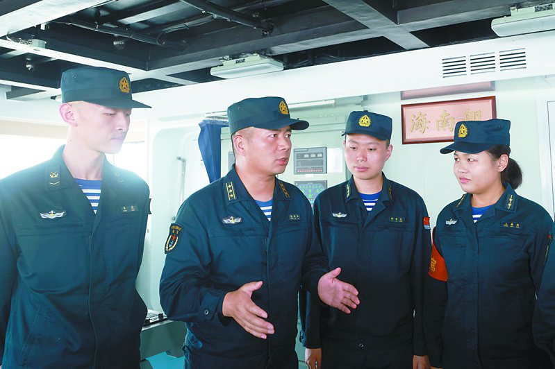解放軍海軍兩棲攻擊艦海南艦艦長張美玉（左二）。    環球網