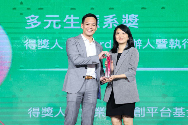 台灣大哥大總經理林之晨(左)頒發第二屆500Young「多元生態系獎」，由Dcard公關總監代為領獎。圖/500輯攝影團隊提供