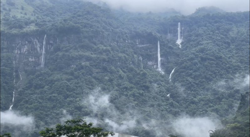 卡努颱風帶來豐沛雨量，睽違3年今達娜伊谷自然生態園區，鄒族人稱的「蟲蟲山」再度出現限時夢幻瀑布群美景。圖／溫英峰提供