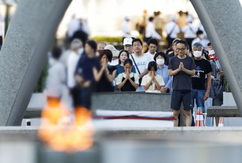據日本媒體NHK報導，8月6日的和平紀念儀式從上午8時起在廣島市的和平公園內舉行，約有5萬人出席了這一儀式。路透社