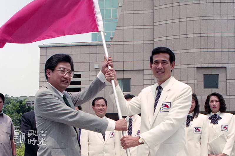 中華奧會副主席李慶華（左）在中華奧會，為將泳渡加拿大瓊恩海峽的王瀚（右）海泳工作隊授旗。 聯合報系資料照（2003/09/02 林建榮攝影）
