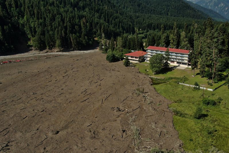 喬治亞西北部度假小鎮肖維（Shovi）4日遭到土石流襲擊，造成至少16人死亡、數十人失蹤。 路透社
