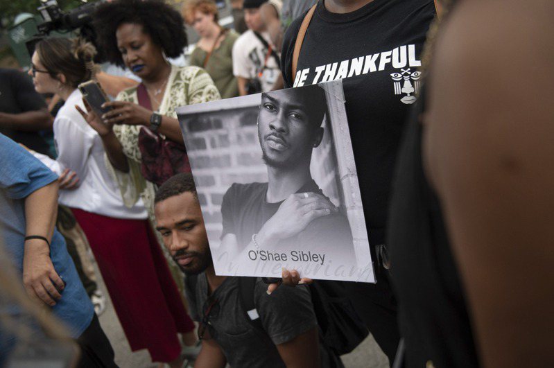 美國紐約一名17歲高中生因持刀刺死28歲的非裔同性戀舞者席布萊（O'Shae Sibley）而被控犯下仇恨謀殺罪。 美聯社