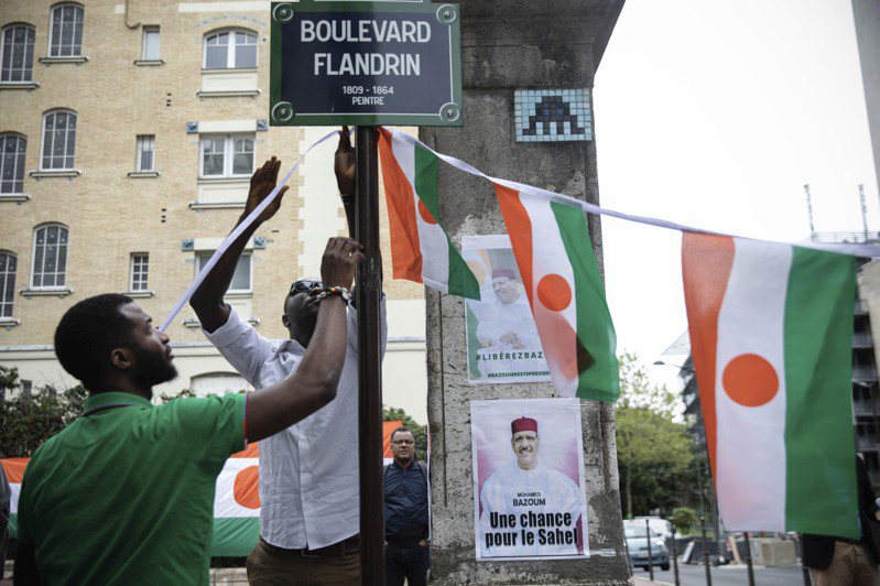 群眾聚集在尼日位於巴黎的大使館外，要求釋放遭罷黜的總統貝佐姆（Mohamed Bazoum）。 美聯社