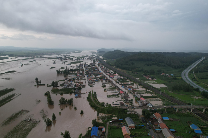 杜蘇芮颱風殘餘環流帶來的洪災逐漸從華北向東北蔓延，且已在黑龍江、吉林造成災情。圖為黑龍江省尚志市一面坡鎮萬山村本月4日空拍景象。（新華社）