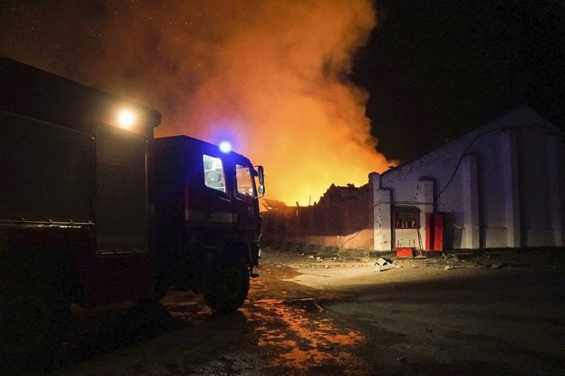 8月6日，在俄羅斯入侵期間，烏克蘭西部赫梅利尼茨基地區斯達科斯坦尼夫附近發生砲擊後，烏克蘭救援人員正在撲滅玉米廢料倉庫的火災。歐新社