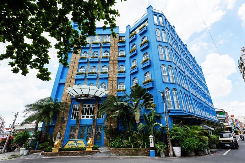 「安娜與國王酒店」整體孔雀藍、金色線條妝點的建築外觀。 攝影/張明偉