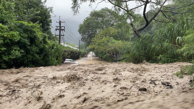 南投仁愛鄉4日遭暴雨轟炸，引發土石流造成多處道路中斷。圖為台14線66K處南豐路段。圖／公路總局提供