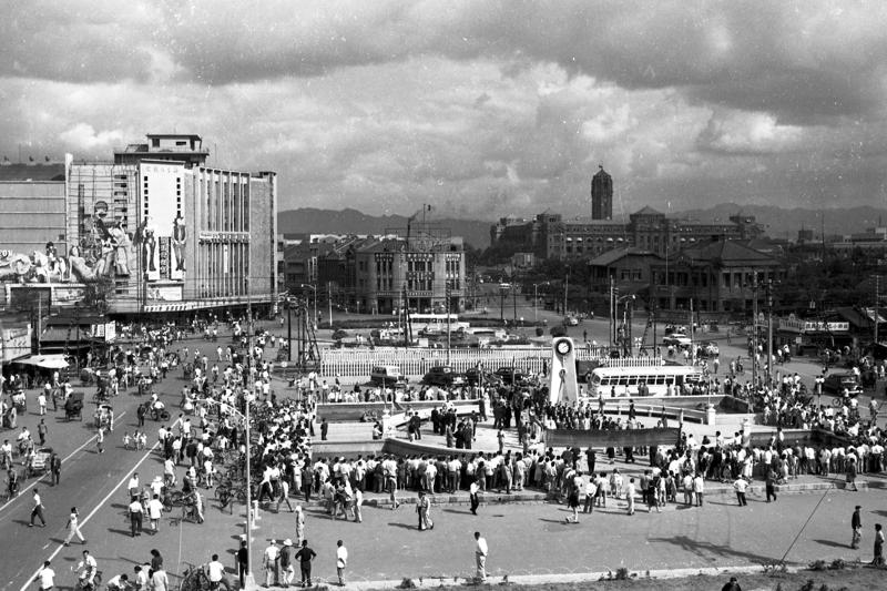 1958年8月7日，台北市西門小公園整建趕工完成。圖為獅子會捐造的台北西門大鐘。圖／聯合報系資料照片