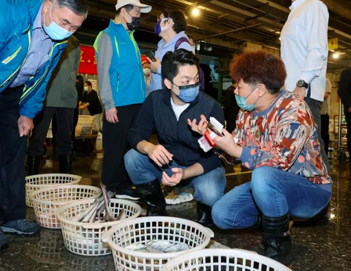 台北市長蔣萬安（中）今年農曆年前，視察魚類批發市場，並親自了解魚類供貨狀況。圖／本報資料照片