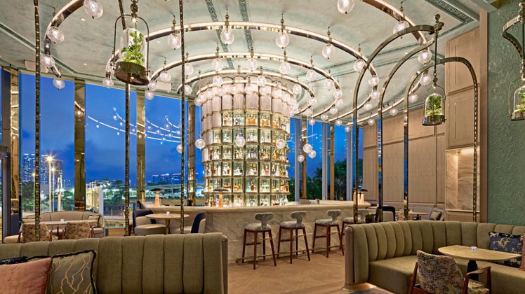 位於香港四季酒店內的ARGO，連續兩年皆入圍亞洲五十大最佳酒吧，去年更獲得世界第28名高評。圖／香港旅遊局提供