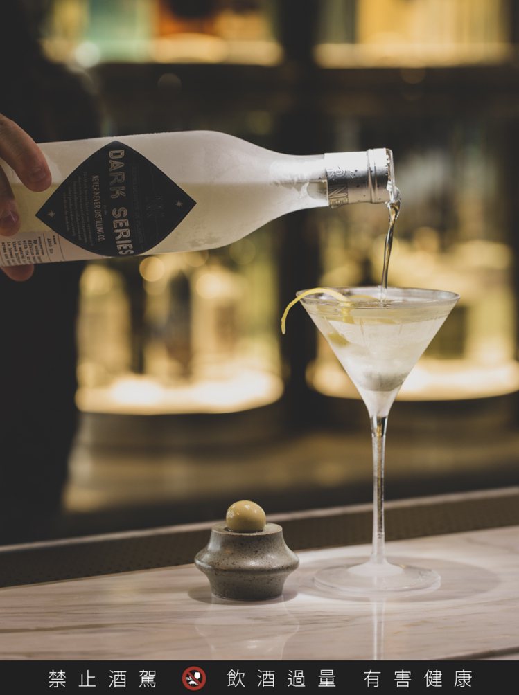 使用ARGO同名琴酒調製的ARO Martini，是馬丁尼愛好者不容錯過的一杯調飲。圖／香港旅遊局提供。提醒您：禁止酒駕 飲酒過量有礙健康