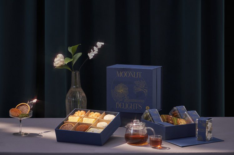 深夜裡的法國手工甜點今年推出「沐月新花」中秋甜點禮盒，雙層頂級款2,250元。圖／深夜裡的法國手工甜點提供