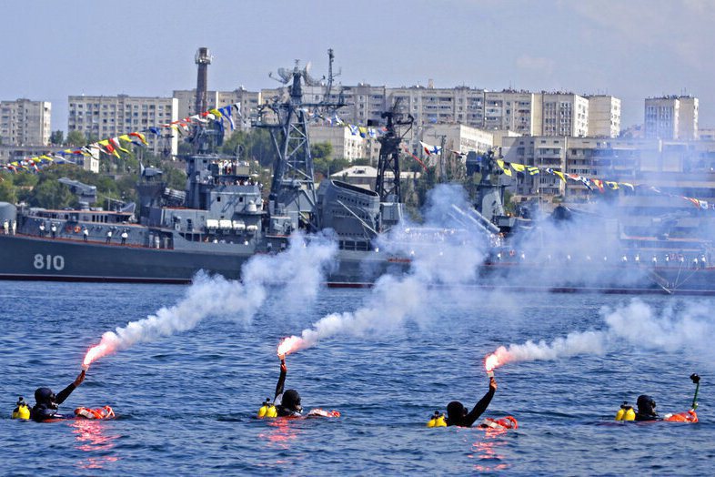 圖為俄羅斯黑海艦隊的潛水員在烏克蘭黑海港口手持照明彈。資料照片。 圖／美聯社