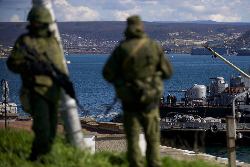 俄烏兩國互相宣布後，基本上黑海已經成了戰場。圖為2014年俄羅斯士兵守衛著停泊著兩艘烏克蘭海軍艦艇的碼頭。 圖／美聯社