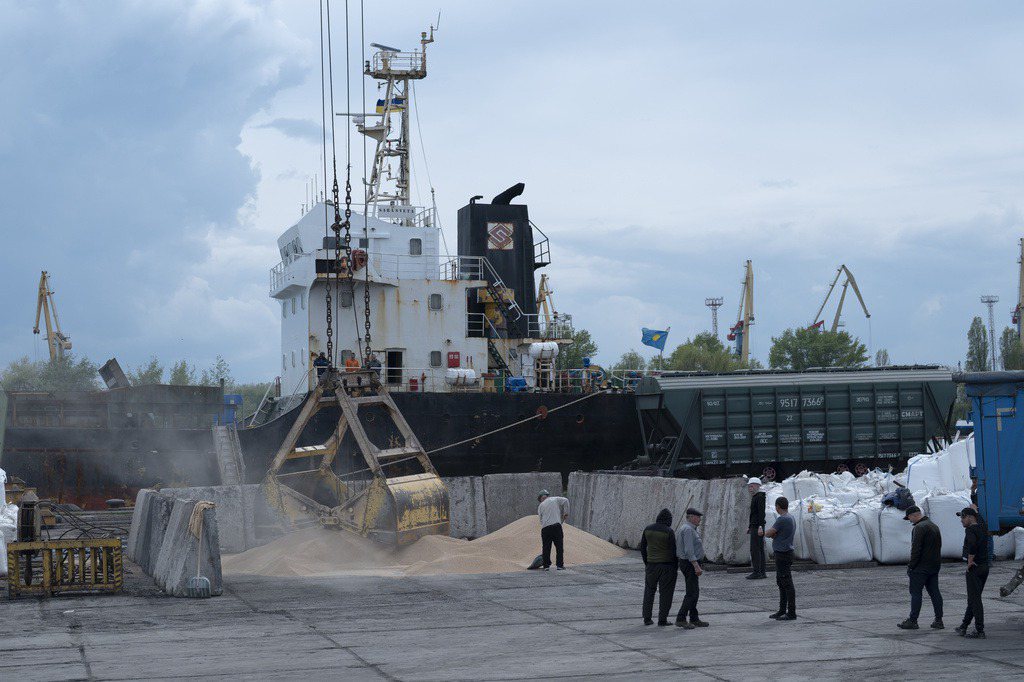 俄羅斯決定自莫斯科時間2023年7月20日零時起，所有在黑海水域駛往烏克蘭的船隻將被視為運送軍用物資前往烏克蘭，懸掛第三方國家國旗的船隻也將被視為支持烏克蘭而成為俄羅斯合法攻擊的目標。圖為烏克蘭工人在港口裝運糧食的資料照片。 圖／美聯社