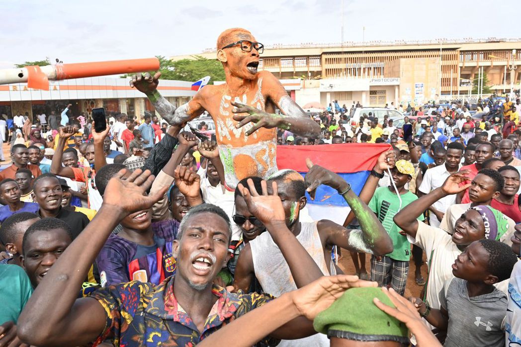 8月7日，尼日軍方政變的支持者聚集在首都尼阿美示威。 圖／法新社