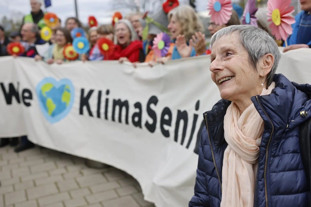 圖為3月29日，瑞士女性銀髮族聚集在歐洲人權法院外，控告瑞士政府。 圖／美聯社