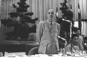 1961年8月30日，蔣中正與夫人宋美齡（中、右）在陽明山莊歡宴參加陽明山第二次會談人士。該會議發表一項「促請政府早日反攻大陸」的聲明。圖／聯合報系資料照片